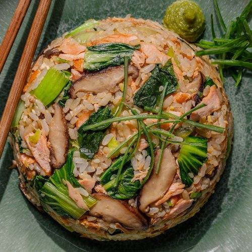 fried rice con salmone, pak choi e funghi shitake