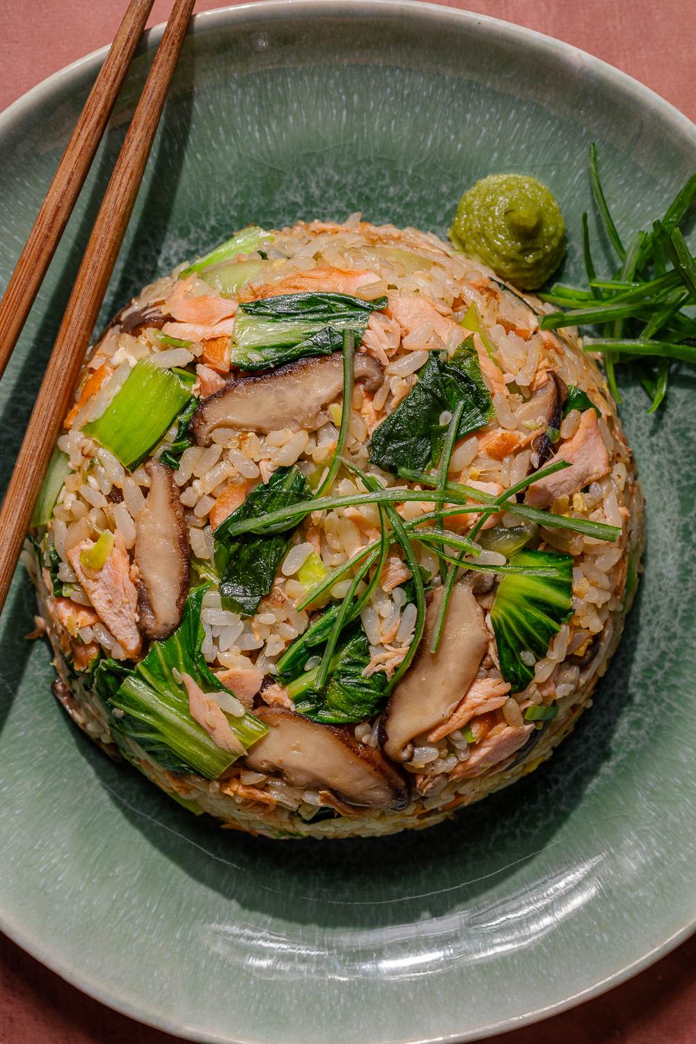 fried rice con salmone, pak choi e funghi shitake