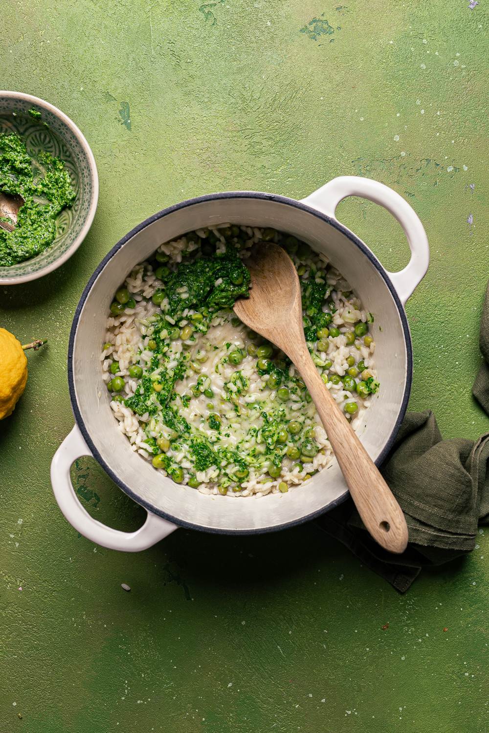 preparazione risotto ai piselli e limone con stracchino