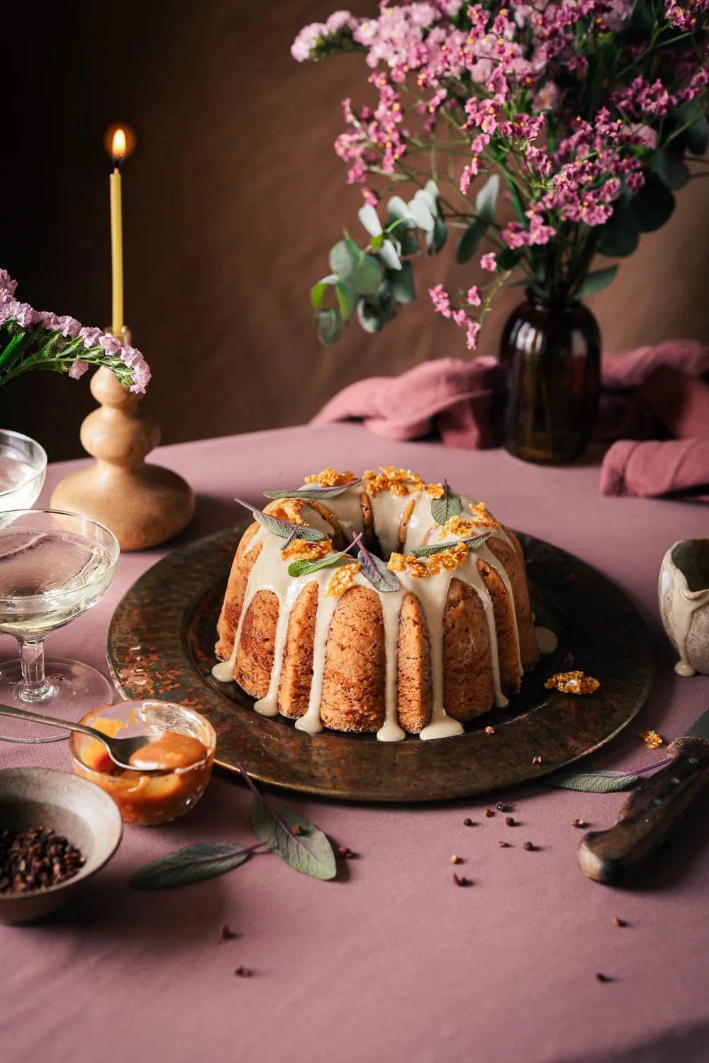 bundt cake al miso con caramello alla salvia e pepe di sichuan e glassa alla tahine