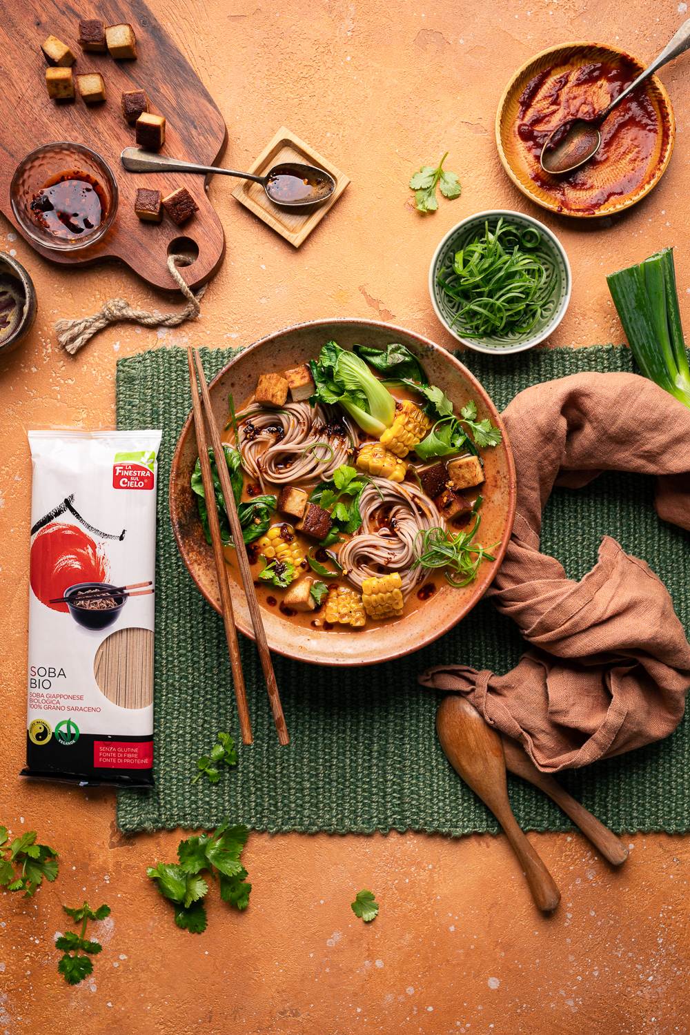 ZUPPA DI SOBA PICCANTE CON TOFU E VERDURE