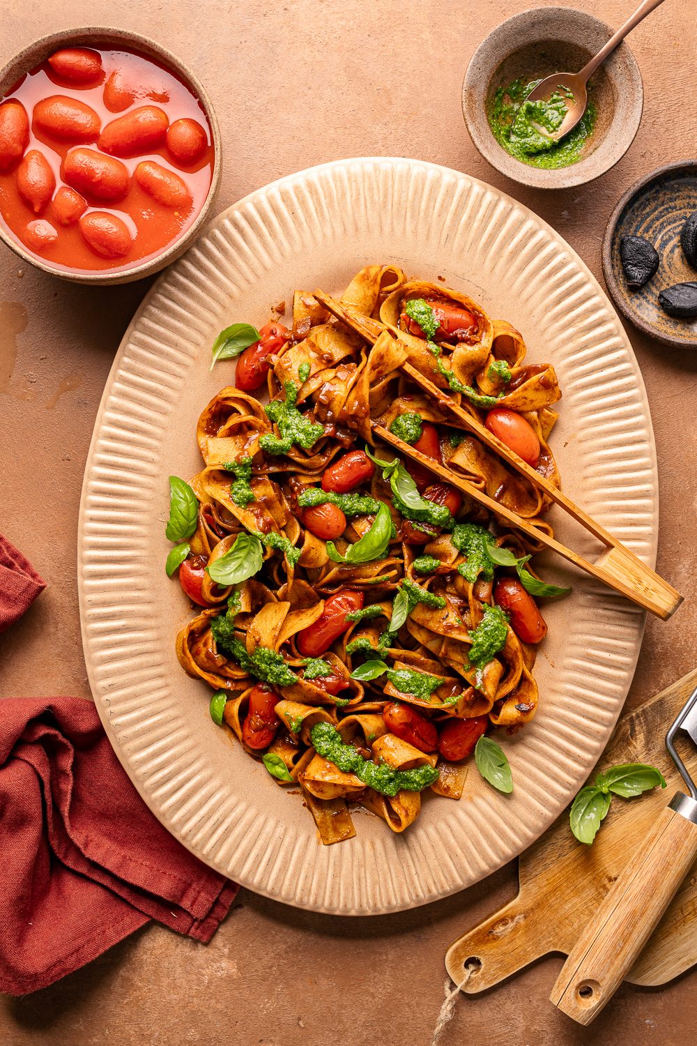 pappardelle pomodori aglio nero